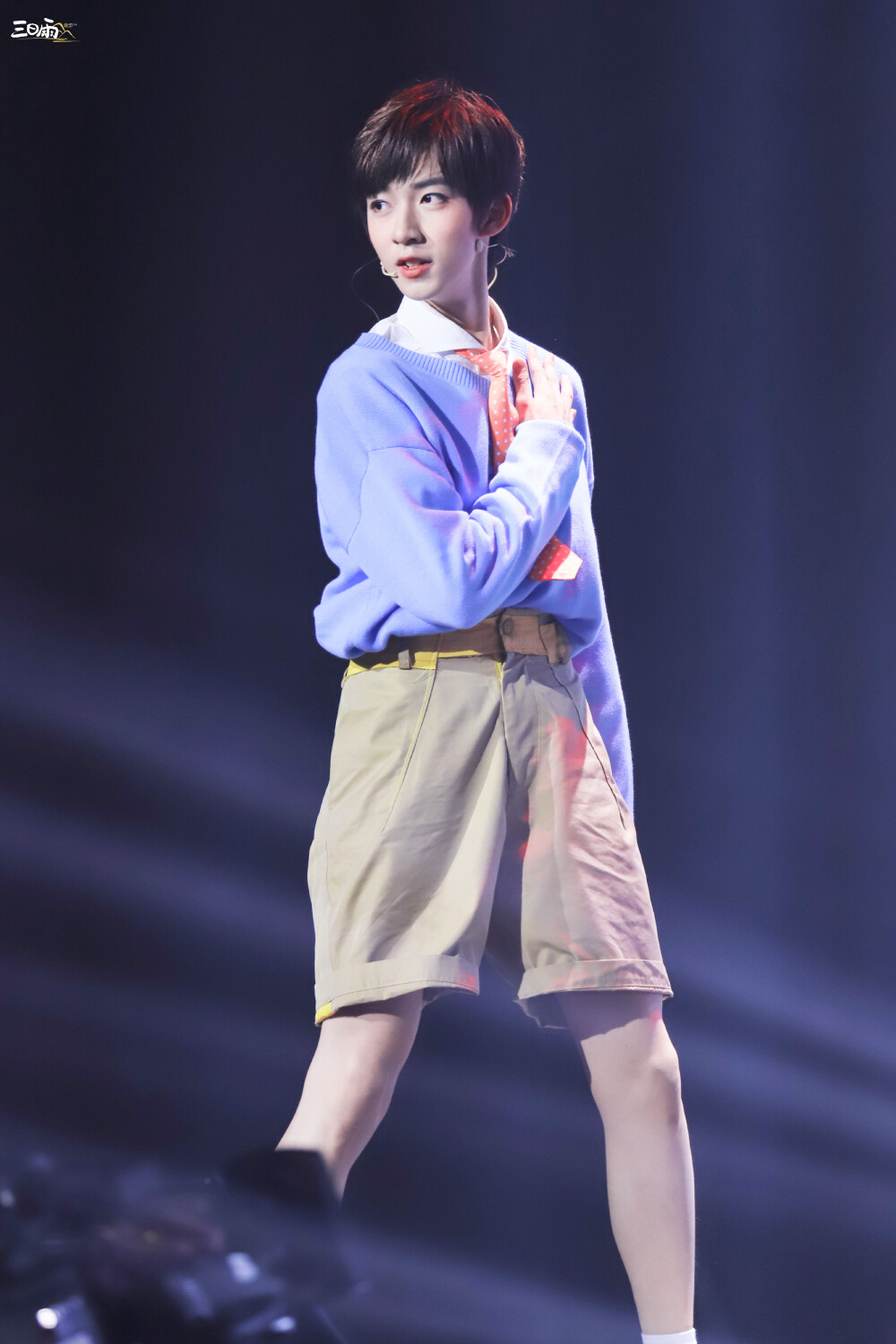 【贺峻霖】-时代少年团出道日舞台-《全校通报》 cr：微博@三日雨·贺峻霖