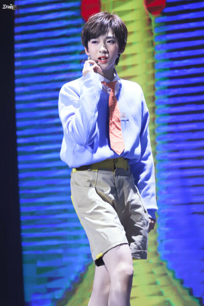 【贺峻霖】-时代少年团出道日舞台-《全校通报》 cr：微博@三日雨·贺峻霖