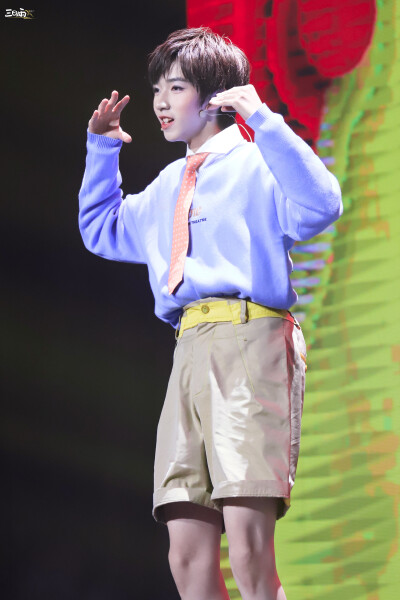 【贺峻霖】-时代少年团出道日舞台-《全校通报》 cr：微博@三日雨·贺峻霖