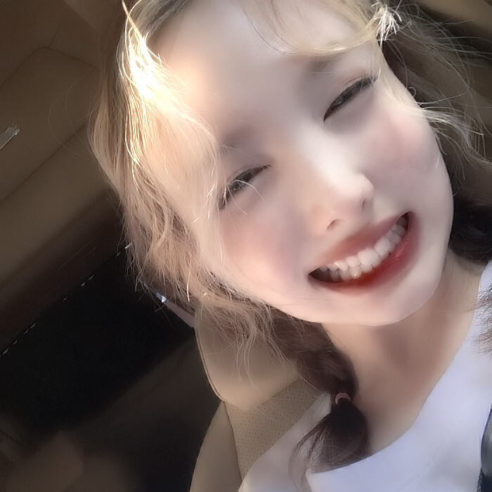 (Nayeon）**Brown croissant