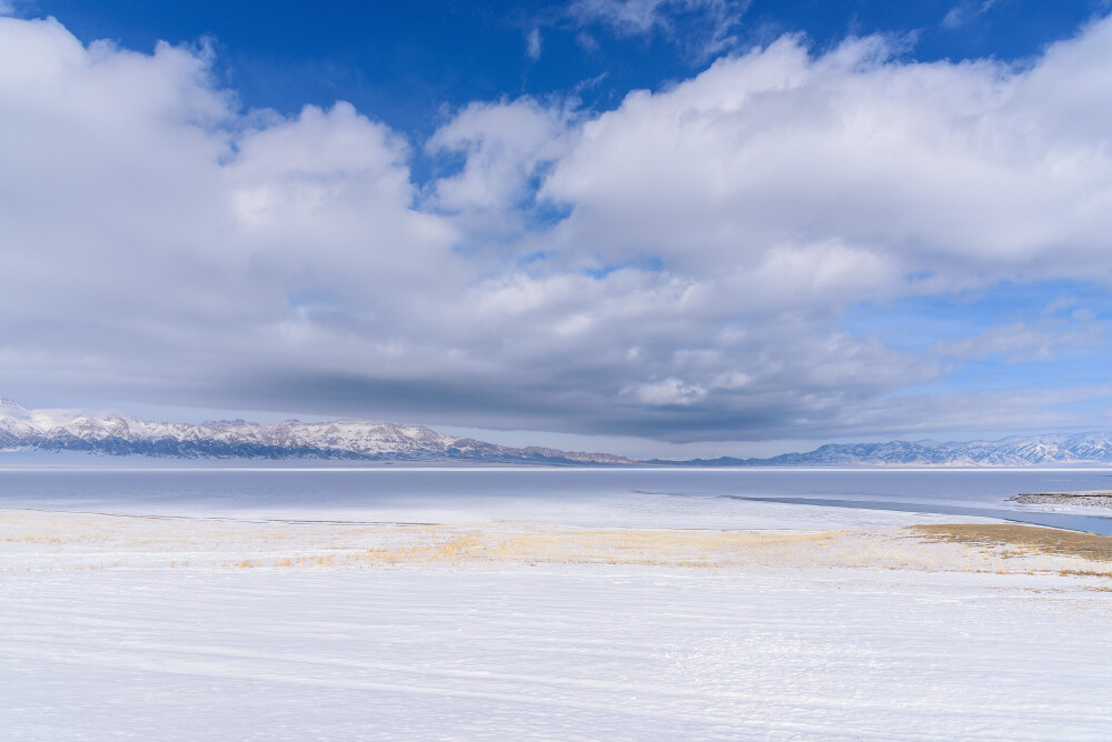 新疆博尔塔拉蒙古自治州博乐市境内北天山山脉中赛里木湖美景
