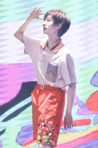 【贺峻霖】-时代少年团出道日舞台-《Clap Hip Cherry》
cr：微博@三日雨·贺峻霖