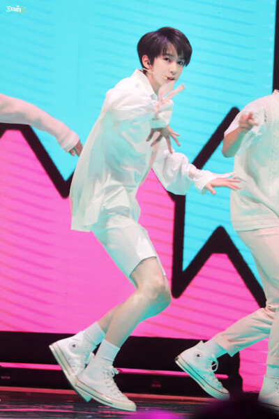 【贺峻霖】-爱奇艺尖叫之夜-《全校通报》
cr：微博@三日雨·贺峻霖