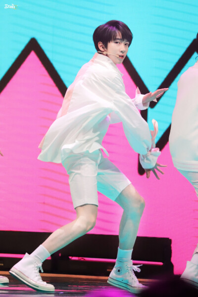 【贺峻霖】-爱奇艺尖叫之夜-《全校通报》
cr：微博@三日雨·贺峻霖