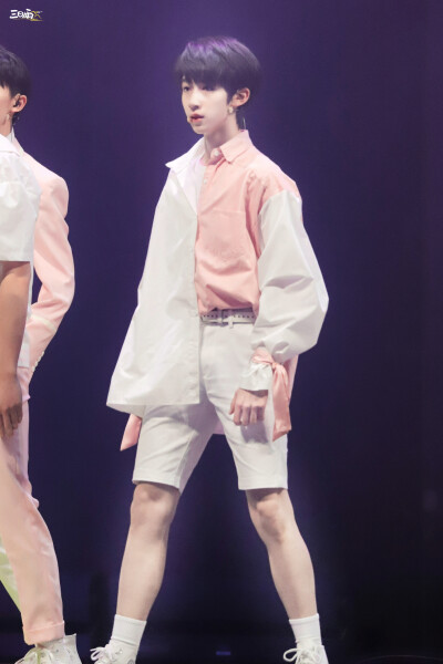 【贺峻霖】-爱奇艺尖叫之夜-《全校通报》
cr：微博@三日雨·贺峻霖