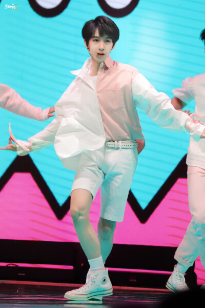 【贺峻霖】-爱奇艺尖叫之夜-《全校通报》
cr：微博@三日雨·贺峻霖