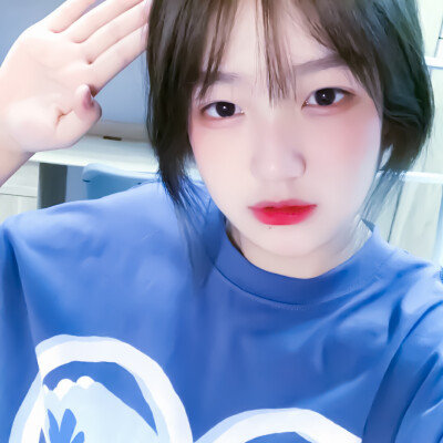 “永远要活给自己看 而且笑容要特别灿烂。”
自修滤镜女头.拿图看简介.二转标明乔稚初。