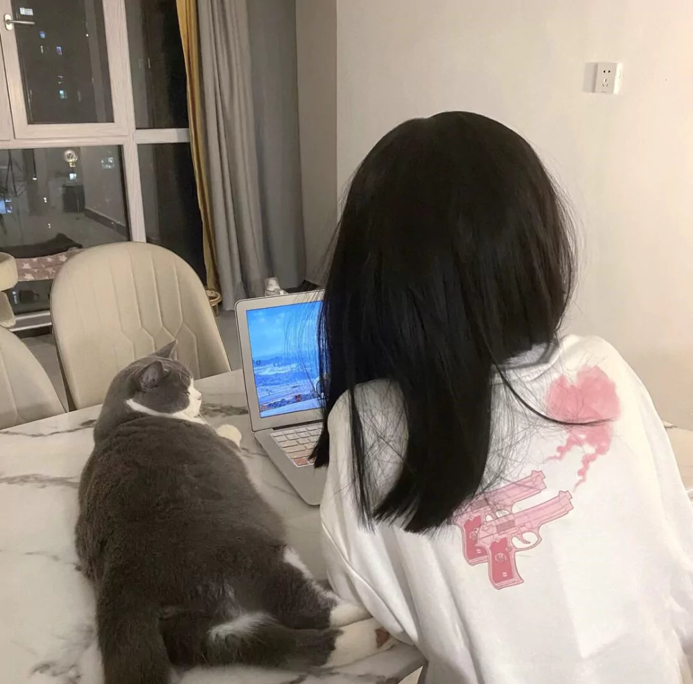 女生头像 抱猫