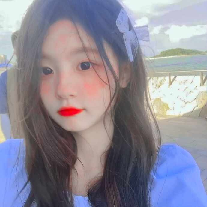 
你给予我深蓝色的回忆
就像那殉情的抹香鲸
-黄宣绮
