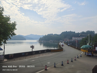 眉山市仁寿县黑龙滩景区留念，飘虹伴月许昌培拍摄，成都市青白江区姚渡镇红瓦店社区，原祥福镇，城厢镇