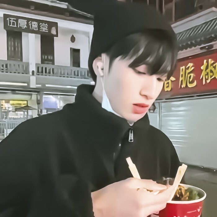 “我被光所吸引，而他就是那束光。”
自修严浩翔 拿图看简介 原图祺岛行迹。