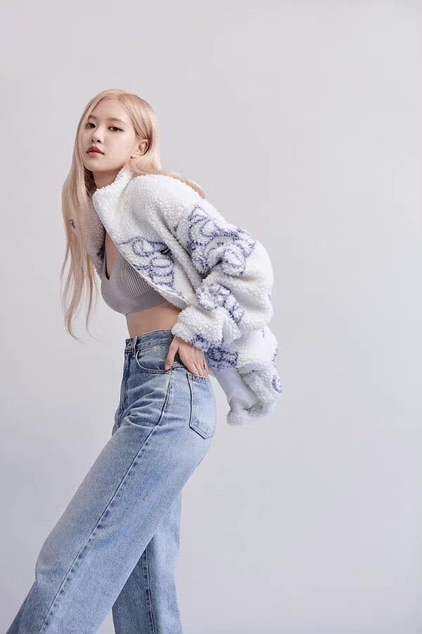 BLACKPINK ROSÉ朴彩英
图源ins