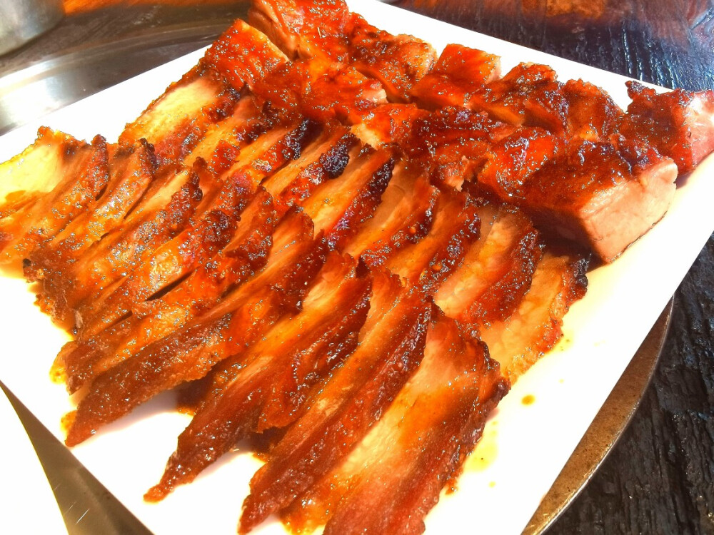 #昆明头条# #寻找头条生活家#
昨晚在方舟火来食堂品尝了云南六大名鱼之一的金线鱼的升级版：金鳞鲃，它是由中国科学院昆明动物研究所杨君兴团队选育，以滇池金线鲃“鲃优一号”和华南鲤为亲本，历时15年科技研发创制而成的新品种，用广式方法蒸出来，鲜甜至极，鱼肉嫩滑、入口即化，简直是云南本土淡水鱼的极品；
用它煮出来的鱼汤也是雪白如奶，显得掉了下巴，一人一碗都不够，最后鱼汤被喝到了锅底。
