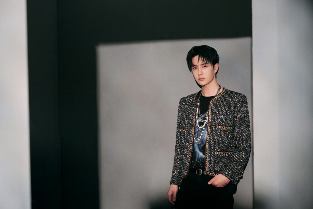 官博更博：
#王一博出道七周年快乐#
每一次旅途的开始，都带勇敢前行的决心；
每一个阶段的抵达，都是一步一个脚印的积累。
七年的时间，我们跟随着@UNIQ-王一博 的脚步，一起扎实地踏着这条名为未来的路。
从出道的第一个舞台，到现在的每次挑战，无论是演员、歌手，还是赛车手的身份，都要求自己做到更好。所有蜕变与实力，热爱与坚持，汗水与拼搏，都见证了酷豹的成长。
逐梦路上，感悟多面人生，奔跑在自己的赛道，乘风破浪，继续扬帆起航♥
@UNIQ-王一博 出道七周年快乐！