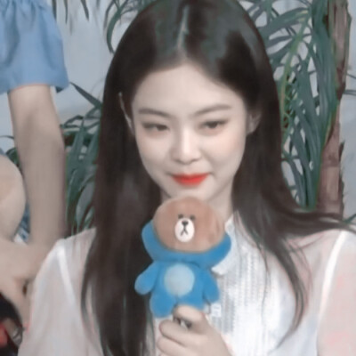 // * JENNIE
原截程璐欢