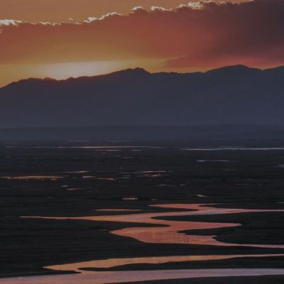 杂系背景图
-“想着他们都会回来，你誓死为了这些而存在。”