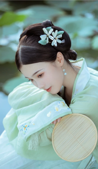 风吹散流年，浮生漫过等待，谁在时光尽头，提笔万水千山，落纸红尘万卷。