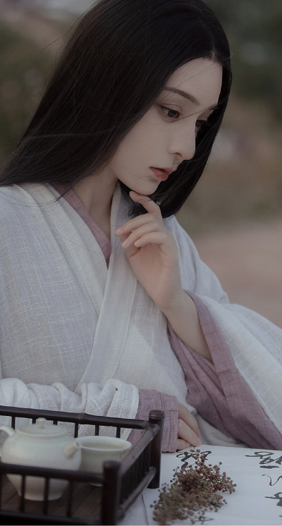 风吹散流年，浮生漫过等待，谁在时光尽头，提笔万水千山，落纸红尘万卷。