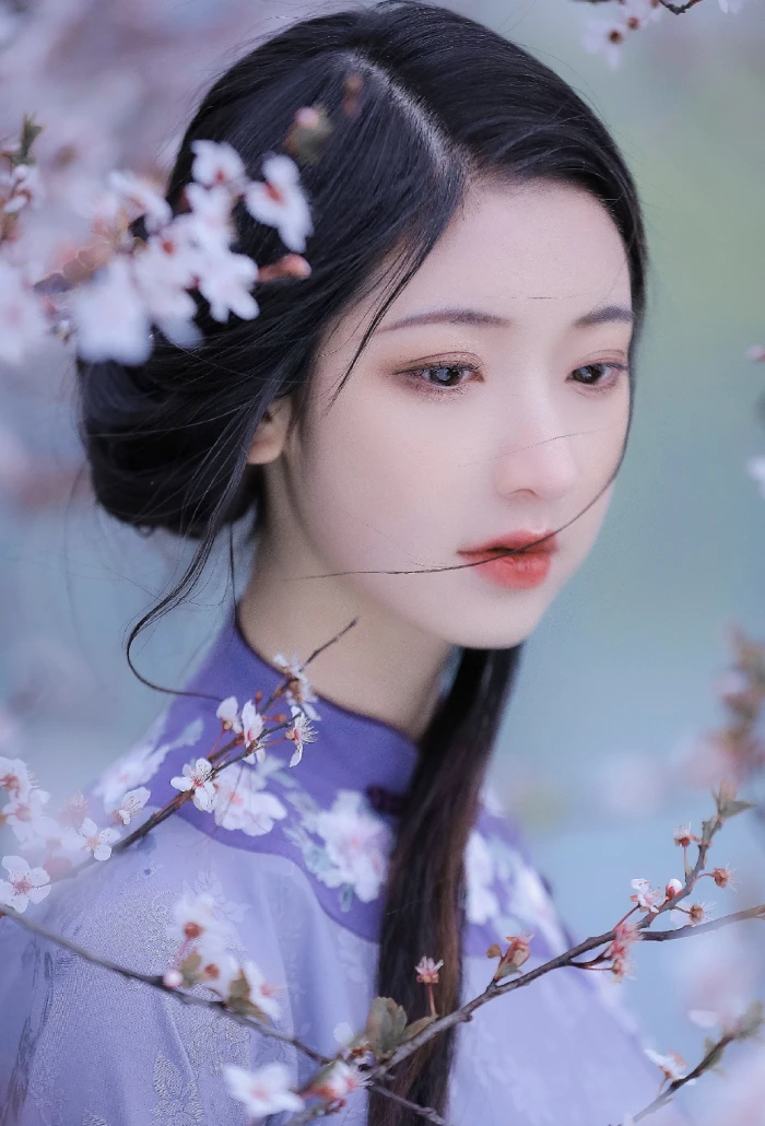 风吹散流年，浮生漫过等待，谁在时光尽头，提笔万水千山，落纸红尘万卷。