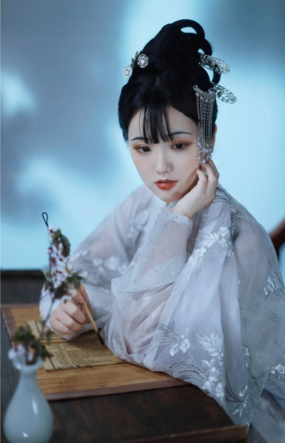 秋风过天涯，芳意落谁家？风吹散流年，浮生漫过等待，谁在时光尽头，提笔万水千山，落纸红尘万卷。