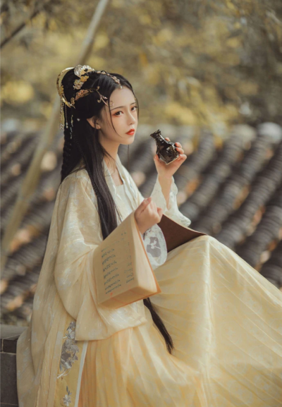 秋风过天涯，芳意落谁家？风吹散流年，浮生漫过等待，谁在时光尽头，提笔万水千山，落纸红尘万卷。