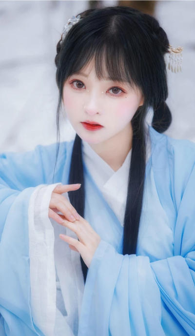 秋风过天涯，芳意落谁家？风吹散流年，浮生漫过等待，谁在时光尽头，提笔万水千山，落纸红尘万卷。