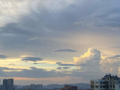 朝霞万辉光芒照