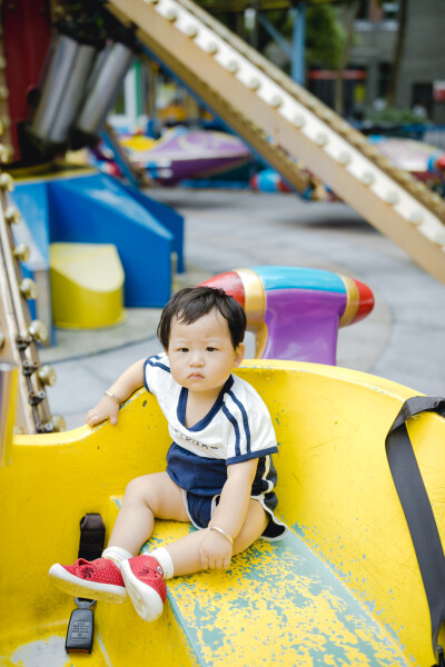 少年宫似乎不太适合你
摄影：洪小漩
出镜：菲比和奶奶
在有孩子之前，我也常去少年宫。主要是贪恋那边的童趣。
不过，我从未办卡消费过。托菲比的福，我办了一张卡，在我虚岁32岁这一年。
我满心欢喜以为菲会兴…