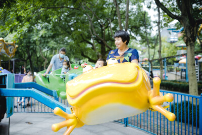 少年宫似乎不太适合你
摄影：洪小漩
出镜：菲比和奶奶
在有孩子之前，我也常去少年宫。主要是贪恋那边的童趣。
不过，我从未办卡消费过。托菲比的福，我办了一张卡，在我虚岁32岁这一年。
我满心欢喜以为菲会兴…