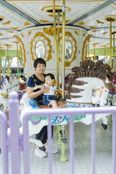 少年宫似乎不太适合你
摄影：洪小漩
出镜：菲比和奶奶
在有孩子之前，我也常去少年宫。主要是贪恋那边的童趣。
不过，我从未办卡消费过。托菲比的福，我办了一张卡，在我虚岁32岁这一年。
我满心欢喜以为菲会兴…