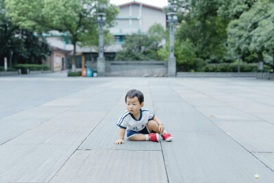 少年宫似乎不太适合你
摄影：洪小漩
出镜：菲比和奶奶
在有孩子之前，我也常去少年宫。主要是贪恋那边的童趣。
不过，我从未办卡消费过。托菲比的福，我办了一张卡，在我虚岁32岁这一年。
我满心欢喜以为菲会兴…