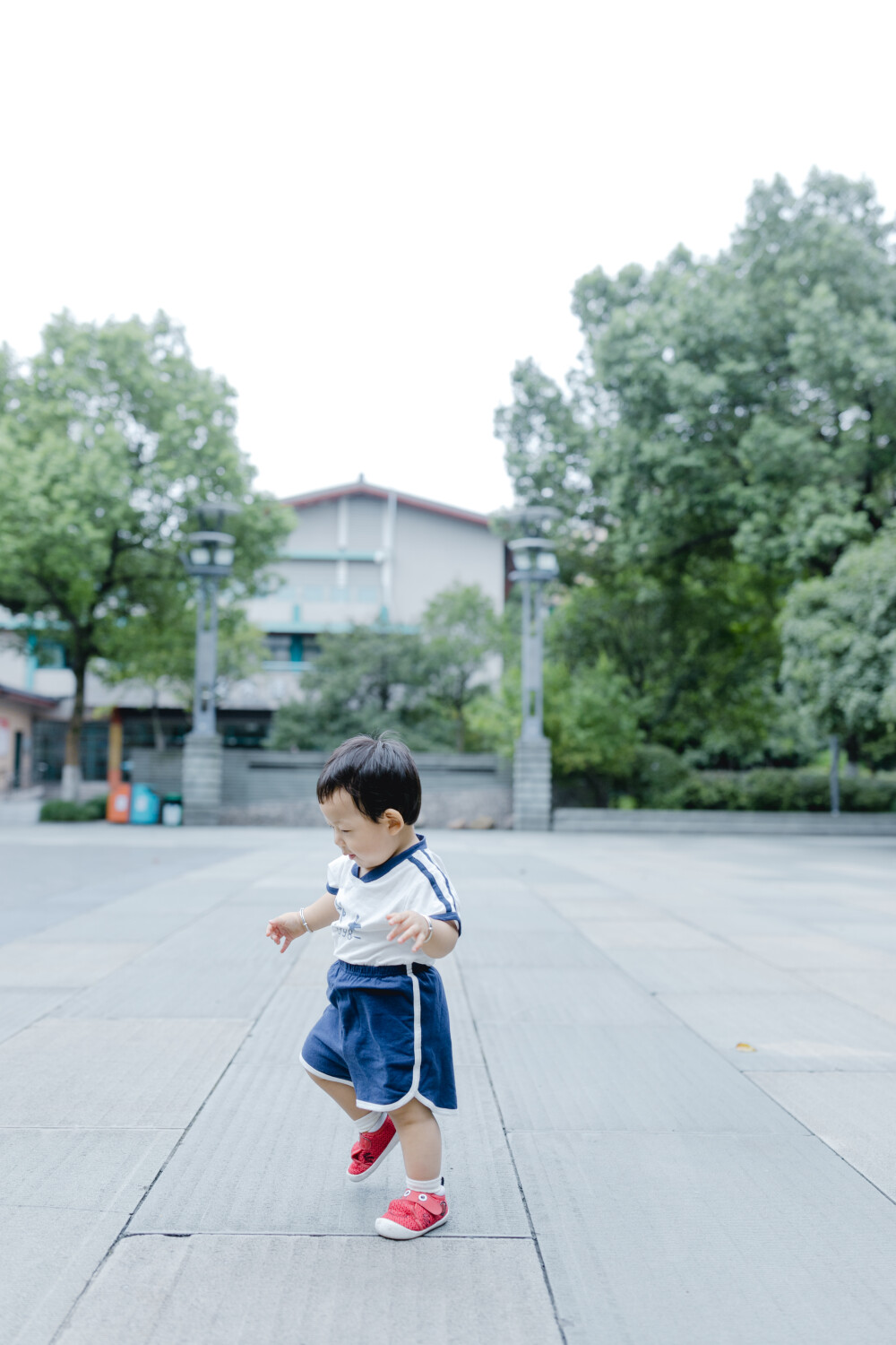 少年宫似乎不太适合你
摄影：洪小漩
出镜：菲比和奶奶
在有孩子之前，我也常去少年宫。主要是贪恋那边的童趣。
不过，我从未办卡消费过。托菲比的福，我办了一张卡，在我虚岁32岁这一年。
我满心欢喜以为菲会兴奋地咯咯直笑。事实上，我失策了。她全程都是一副“陪我妈玩得好累”的样子，多少让我有些受挫。
玩了多个旋转类的游乐设施，我和菲比的奶奶都有些晕乎，几乎快吐了。可是菲比还是一副面无表情的样子。这让我发现，我除了感动自己，简直一无是处。
我和婆婆最后选择了放弃，任由她在少年宫闲庭信步。然后，我们意外发现，她喜欢一个人漫无目的跑来跑去。她一边蹒跚跑步，身边还会有人看着她的衣服逗趣：呦呵，北