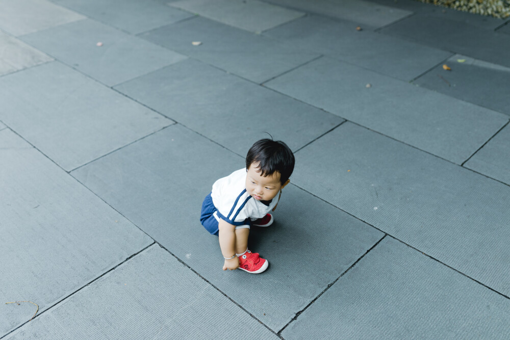 少年宫似乎不太适合你
摄影：洪小漩
出镜：菲比和奶奶
在有孩子之前，我也常去少年宫。主要是贪恋那边的童趣。
不过，我从未办卡消费过。托菲比的福，我办了一张卡，在我虚岁32岁这一年。
我满心欢喜以为菲会兴奋地咯咯直笑。事实上，我失策了。她全程都是一副“陪我妈玩得好累”的样子，多少让我有些受挫。
玩了多个旋转类的游乐设施，我和菲比的奶奶都有些晕乎，几乎快吐了。可是菲比还是一副面无表情的样子。这让我发现，我除了感动自己，简直一无是处。
我和婆婆最后选择了放弃，任由她在少年宫闲庭信步。然后，我们意外发现，她喜欢一个人漫无目的跑来跑去。她一边蹒跚跑步，身边还会有人看着她的衣服逗趣：呦呵，北