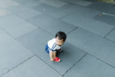 少年宫似乎不太适合你
摄影：洪小漩
出镜：菲比和奶奶
在有孩子之前，我也常去少年宫。主要是贪恋那边的童趣。
不过，我从未办卡消费过。托菲比的福，我办了一张卡，在我虚岁32岁这一年。
我满心欢喜以为菲会兴…