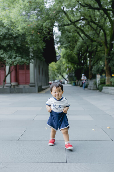 少年宫似乎不太适合你
摄影：洪小漩
出镜：菲比和奶奶
在有孩子之前，我也常去少年宫。主要是贪恋那边的童趣。
不过，我从未办卡消费过。托菲比的福，我办了一张卡，在我虚岁32岁这一年。
我满心欢喜以为菲会兴…