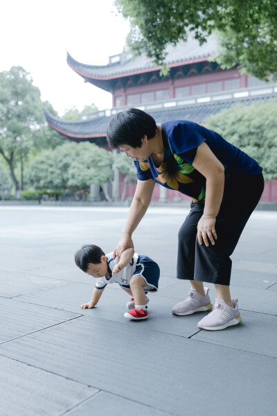 少年宫似乎不太适合你
摄影：洪小漩
出镜：菲比和奶奶
在有孩子之前，我也常去少年宫。主要是贪恋那边的童趣。
不过，我从未办卡消费过。托菲比的福，我办了一张卡，在我虚岁32岁这一年。
我满心欢喜以为菲会兴…