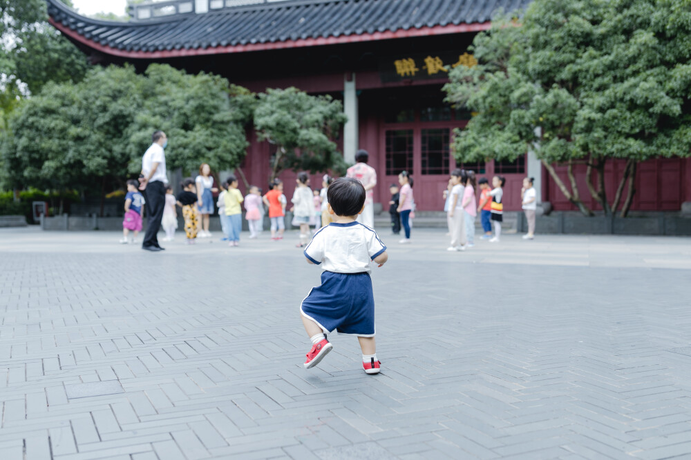 少年宫似乎不太适合你
摄影：洪小漩
出镜：菲比和奶奶
在有孩子之前，我也常去少年宫。主要是贪恋那边的童趣。
不过，我从未办卡消费过。托菲比的福，我办了一张卡，在我虚岁32岁这一年。
我满心欢喜以为菲会兴奋地咯咯直笑。事实上，我失策了。她全程都是一副“陪我妈玩得好累”的样子，多少让我有些受挫。
玩了多个旋转类的游乐设施，我和菲比的奶奶都有些晕乎，几乎快吐了。可是菲比还是一副面无表情的样子。这让我发现，我除了感动自己，简直一无是处。
我和婆婆最后选择了放弃，任由她在少年宫闲庭信步。然后，我们意外发现，她喜欢一个人漫无目的跑来跑去。她一边蹒跚跑步，身边还会有人看着她的衣服逗趣：呦呵，北