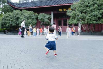 少年宫似乎不太适合你
摄影：洪小漩
出镜：菲比和奶奶
在有孩子之前，我也常去少年宫。主要是贪恋那边的童趣。
不过，我从未办卡消费过。托菲比的福，我办了一张卡，在我虚岁32岁这一年。
我满心欢喜以为菲会兴…