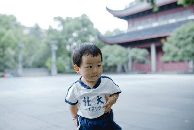 少年宫似乎不太适合你
摄影：洪小漩
出镜：菲比和奶奶
在有孩子之前，我也常去少年宫。主要是贪恋那边的童趣。
不过，我从未办卡消费过。托菲比的福，我办了一张卡，在我虚岁32岁这一年。
我满心欢喜以为菲会兴…