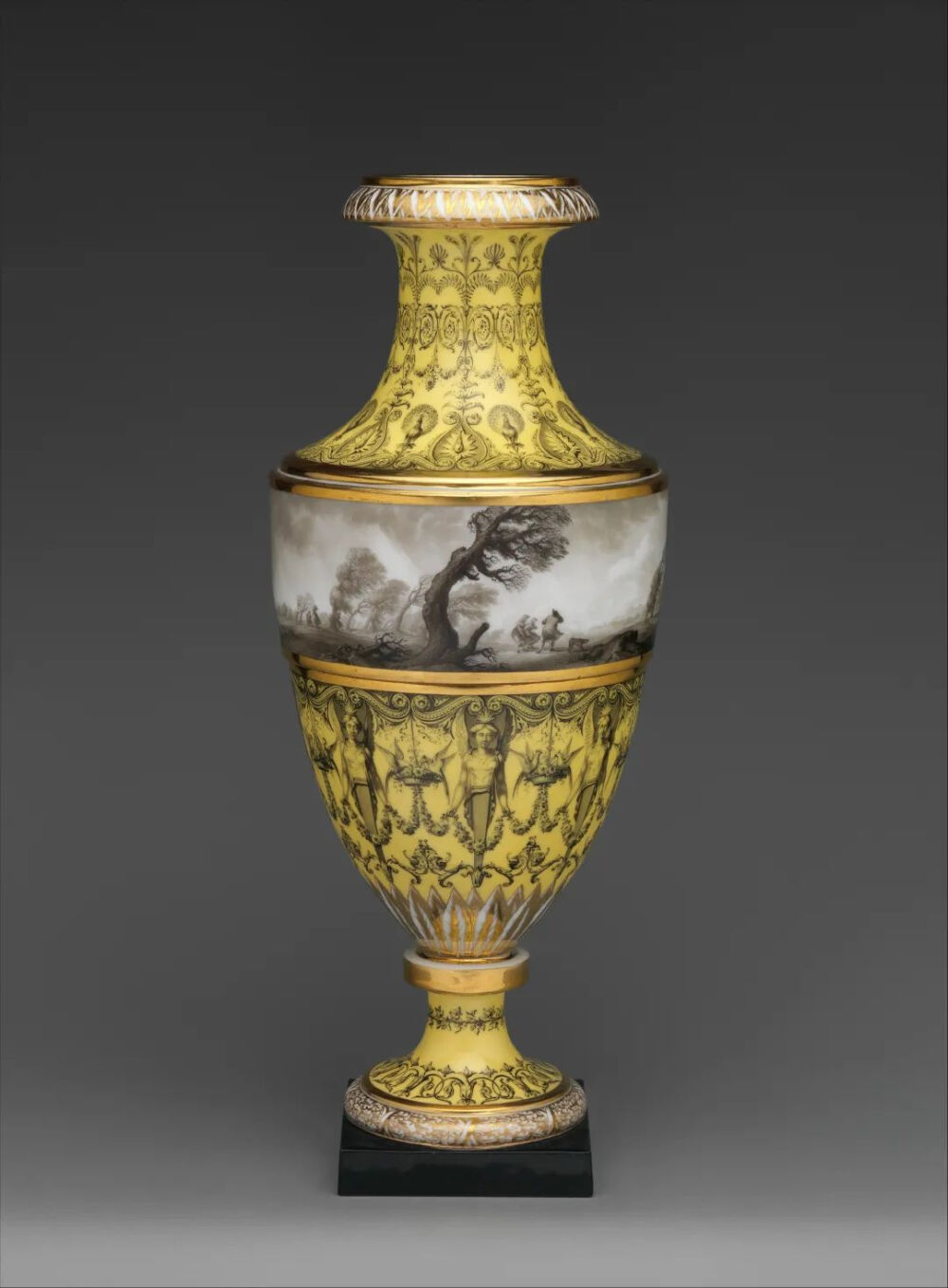 国大都会博物馆藏中的18世纪末帝赫尔花瓶上，画师查尔斯·艾蒂安·勒格伊用素描与油画一般的精细，绘出壮丽风景。