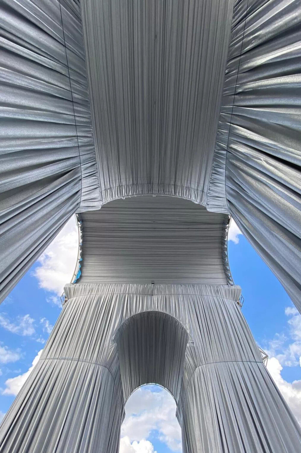 包裹凯旋门 L’Arc de Triomphe Wrapped
by Christo Vladimirov Javacheff & Jeanne-Claude
exhibited during 9.18-10.3