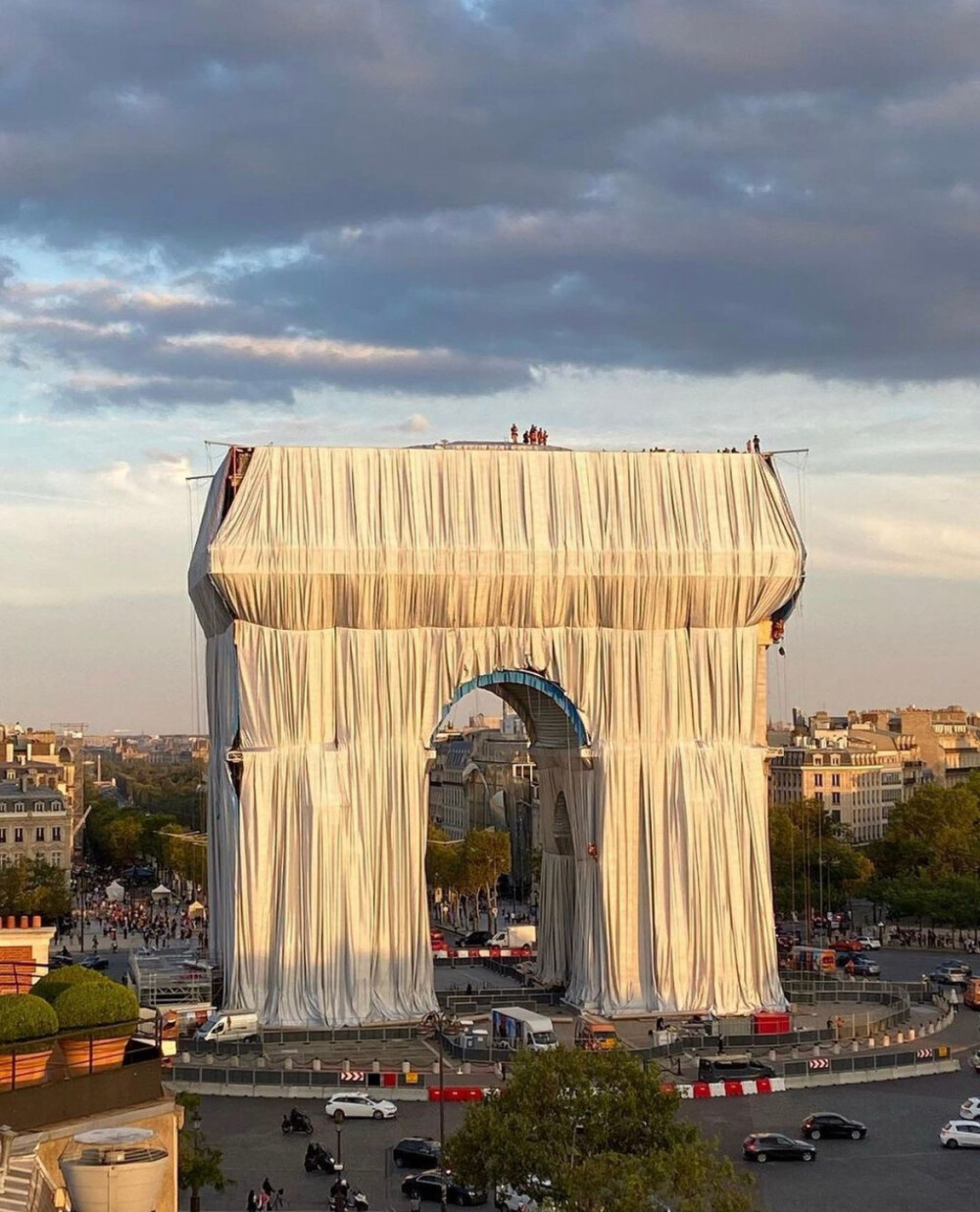 包裹凯旋门 L’Arc de Triomphe Wrapped
by Christo Vladimirov Javacheff & Jeanne-Claude
exhibited during 9.18-10.3