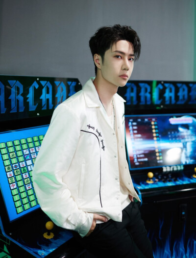 YIBO-OFFICIAL：
#王一博这就是街舞4#
黑与白书写经典搭配法则，复古直筒喇叭裤焕新趣味格调，在清新简约中释放街头潮流感。
请问，可以坐你的自行车后座么？[羞嗒嗒] @UNIQ-王一博 ​​​