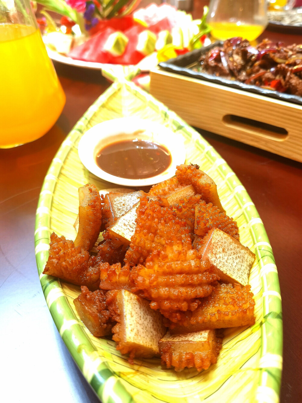 #昆明头条#昨天晚上，云南自媒体大咖们欢聚在闲时蜗居新迎新城店，共度中秋佳节，20个人的大桌子，特别适合这种小型的聚餐。
闲时蜗居的新店，包含了云南各地的风味美食：
傣味柠檬花甲、呈贡臭豆腐、罐罐瓦味豆、豆汤青菜、鸡丝凉米线、红酒雪梨、糖腿破酥包、火腿大片、椒汁牛肉、海鲜三拼(基围虾圣子花甲)、白香果金汤鲈鱼、窝居啃猪脚、糖醋小里脊、韭香牛肉、至尊刺身海什锦、精美果盘、干椒洋芋丝、金牌茶香虾、丽江紫洋芋片、傣味炸猪皮、五谷丰登、两吃鲜果片皮鸭、临沧酸木瓜鸡、鲍鱼黄焖鸡。
酒水则是以五味子泡酒为主，还有极具云南特色的云麻啤酒，大家喝了都说好。