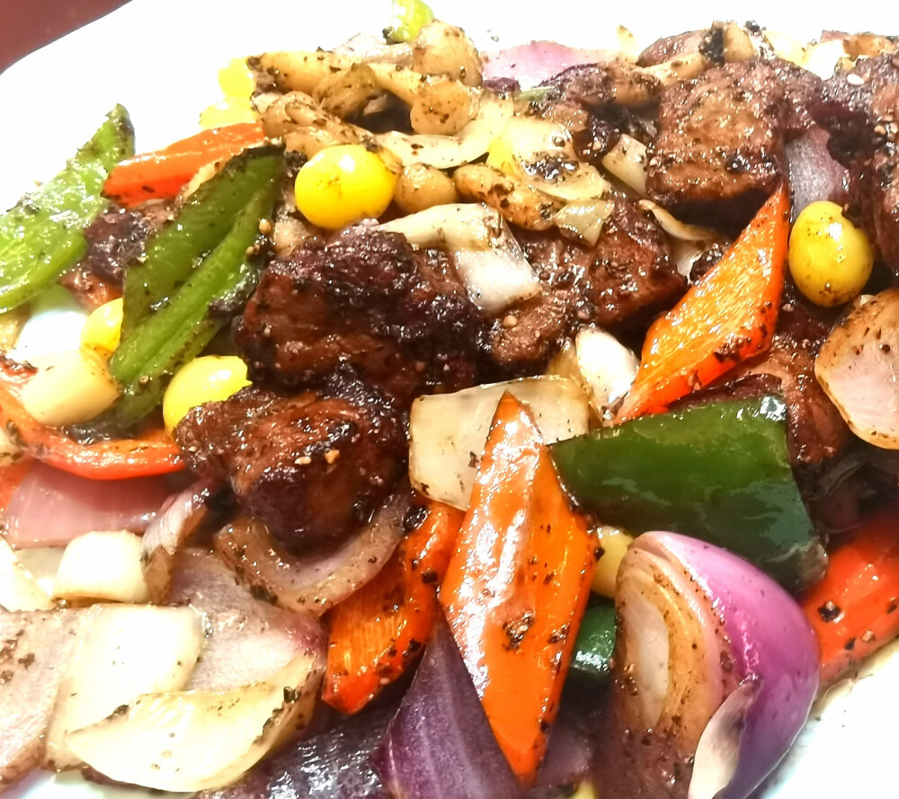 #昆明头条#昨天晚上，云南自媒体大咖们欢聚在闲时蜗居新迎新城店，共度中秋佳节，20个人的大桌子，特别适合这种小型的聚餐。
闲时蜗居的新店，包含了云南各地的风味美食：
傣味柠檬花甲、呈贡臭豆腐、罐罐瓦味豆、豆汤青菜、鸡丝凉米线、红酒雪梨、糖腿破酥包、火腿大片、椒汁牛肉、海鲜三拼(基围虾圣子花甲)、白香果金汤鲈鱼、窝居啃猪脚、糖醋小里脊、韭香牛肉、至尊刺身海什锦、精美果盘、干椒洋芋丝、金牌茶香虾、丽江紫洋芋片、傣味炸猪皮、五谷丰登、两吃鲜果片皮鸭、临沧酸木瓜鸡、鲍鱼黄焖鸡。
酒水则是以五味子泡酒为主，还有极具云南特色的云麻啤酒，大家喝了都说好。