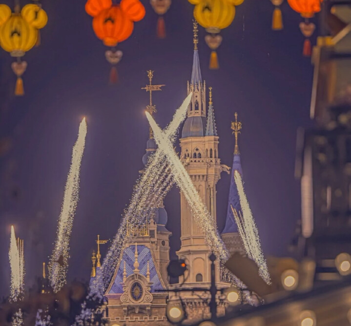 发呆是唯一不用付费的宇宙遨游，躲了一辈子的雨，雨应该很难过吧，空下来的位置总会有人坐，希望晚风吹来很多夏天的好消息。