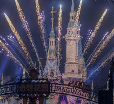 发呆是唯一不用付费的宇宙遨游，躲了一辈子的雨，雨应该很难过吧，空下来的位置总会有人坐，希望晚风吹来很多夏天的好消息。