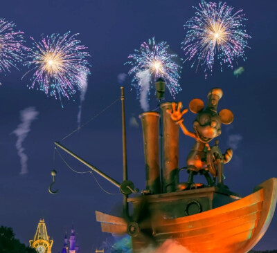 发呆是唯一不用付费的宇宙遨游，躲了一辈子的雨，雨应该很难过吧，空下来的位置总会有人坐，希望晚风吹来很多夏天的好消息。