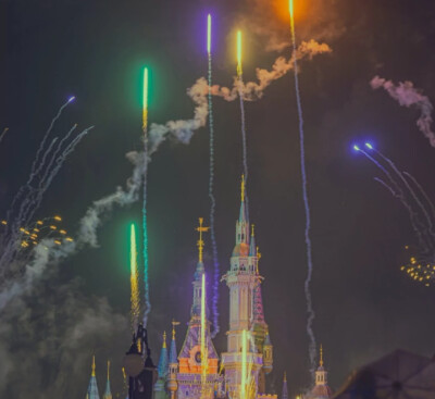 发呆是唯一不用付费的宇宙遨游，躲了一辈子的雨，雨应该很难过吧，空下来的位置总会有人坐，希望晚风吹来很多夏天的好消息。