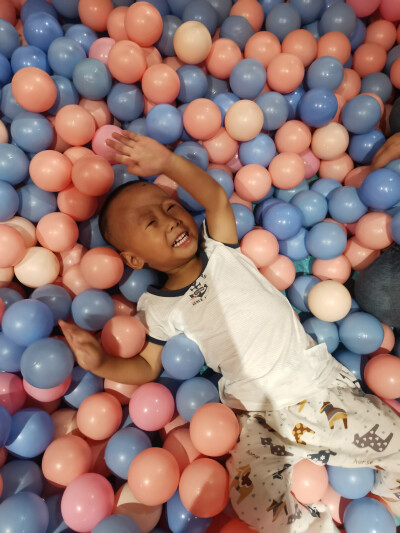 宝燕乐园游玩，现在疫情吧玩水的没开，票是在美团购买的，玩的还行吧